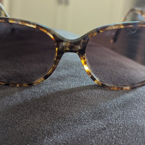 ELLE Sunglasses + case - Picture 2 of 3